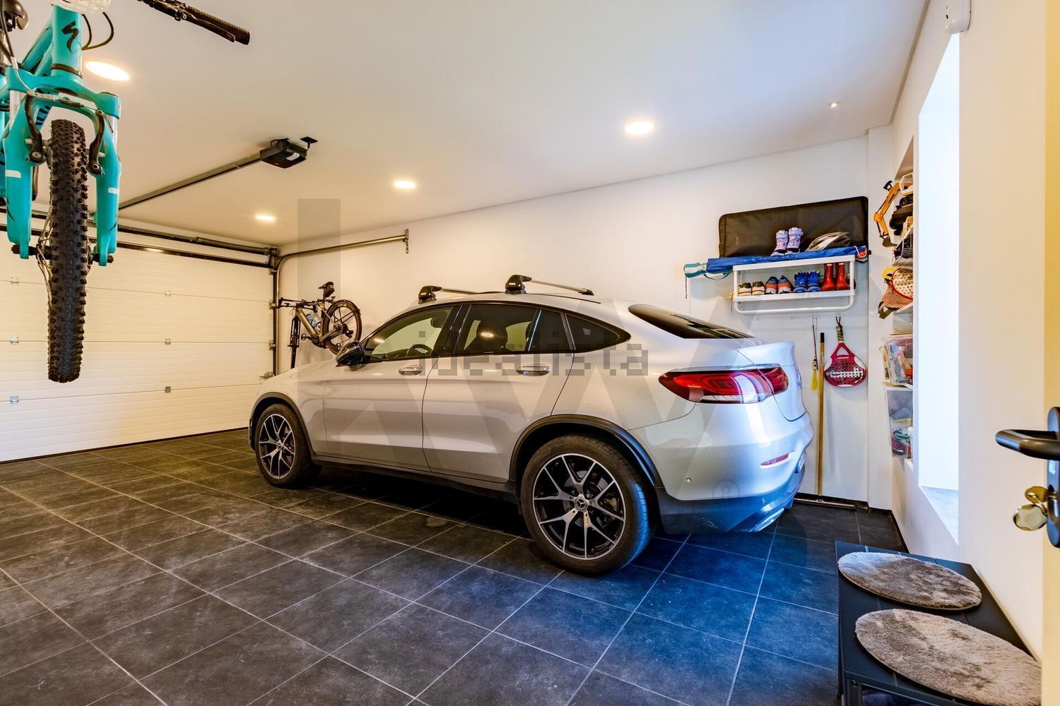 小楼房或独栋别墅出售在Rua das Lombas - 停车位