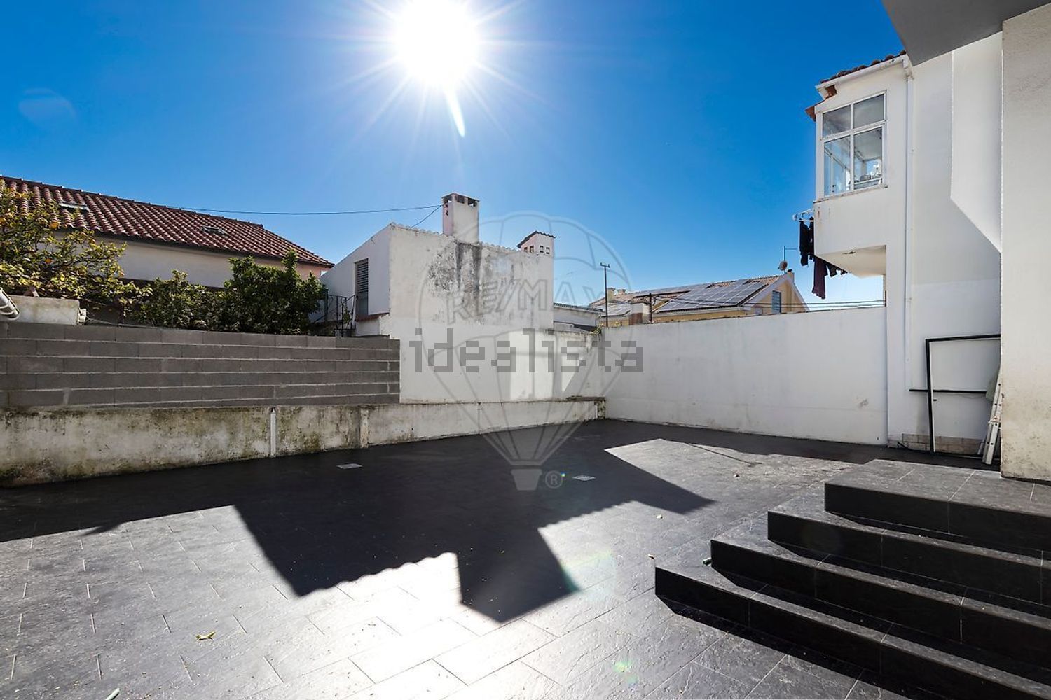 小楼房或独栋别墅出售在Rua António Sérgio - 外立面