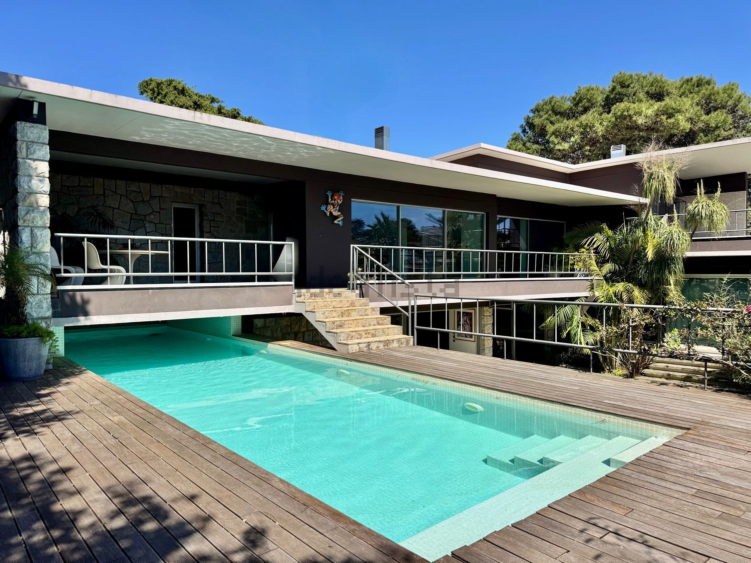 小楼房或独栋别墅出售在Avenida Marechal Carmona, 631 - 游泳池