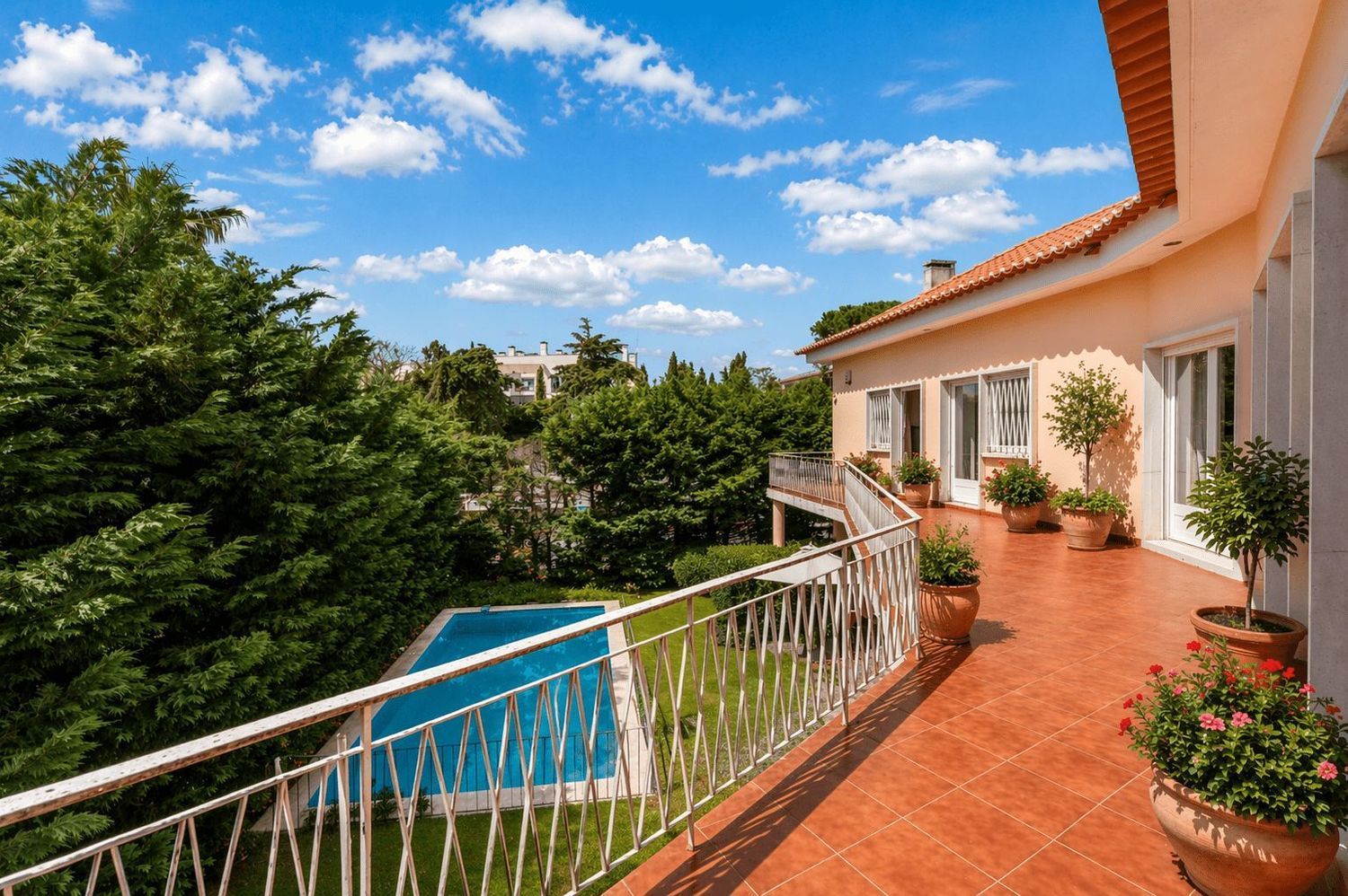 小楼房或独栋别墅出售在Avenida Marechal Carmona - 阳台