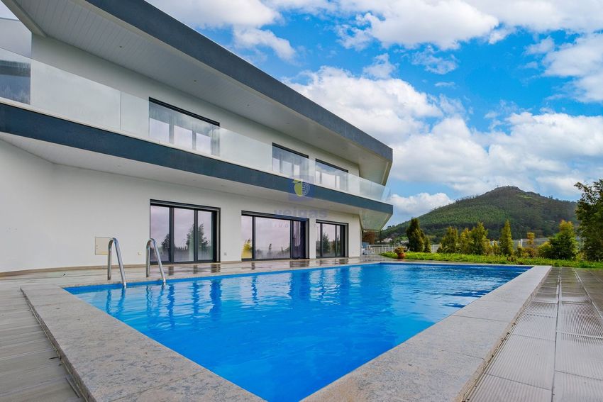 小楼房或别墅出售在Lousa