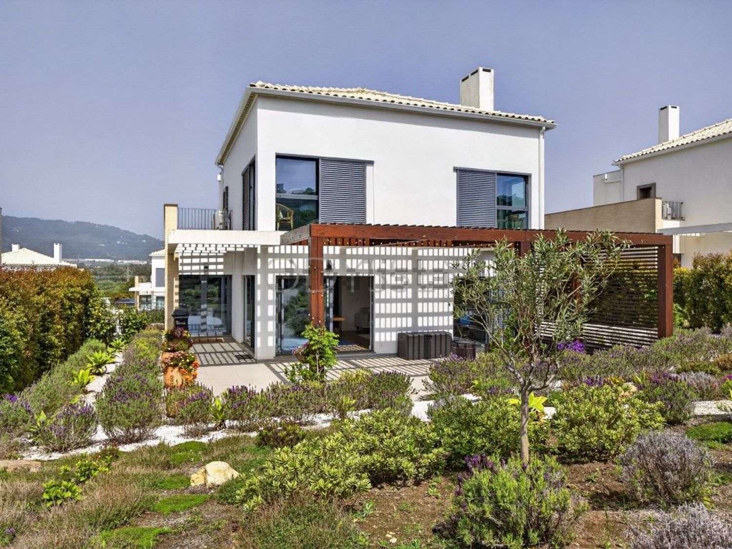 小楼房或独栋别墅出售在Rua da Colina - 花园