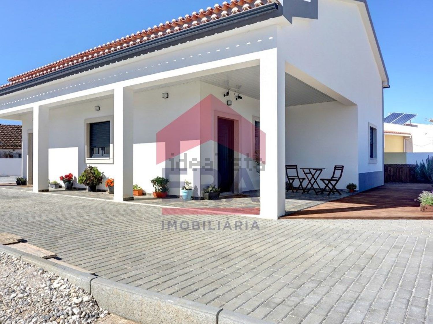 小楼房或独栋别墅出售在Rua do Picoto - 外立面