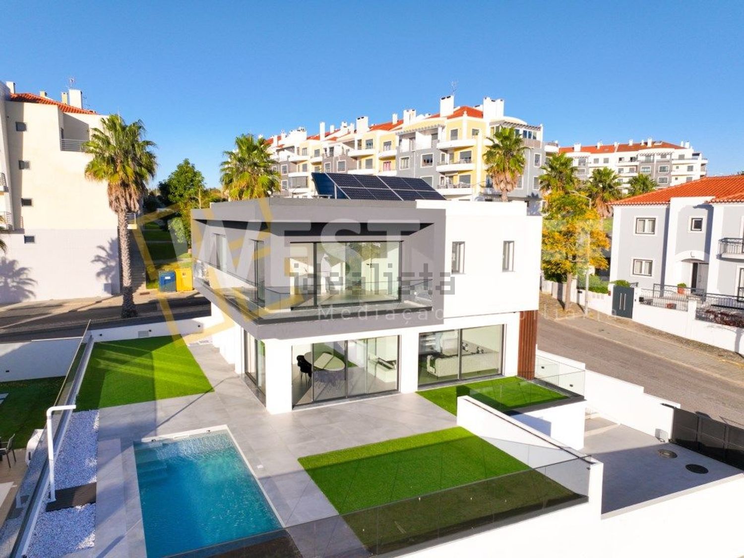 小楼房或独栋别墅出售在Centro - 游泳池