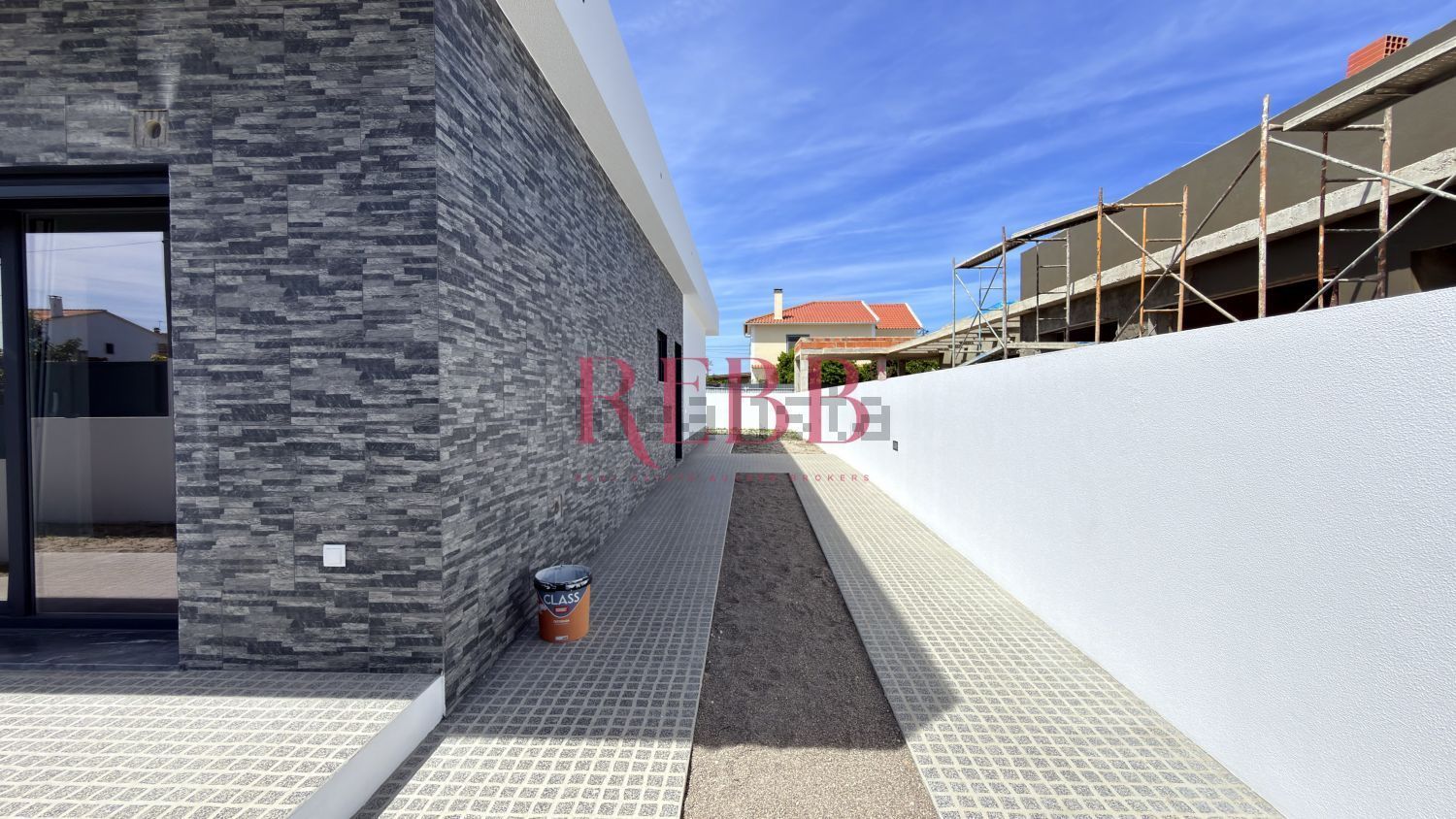 小楼房或独栋别墅出售在Rua Almada Negreiros - 外立面