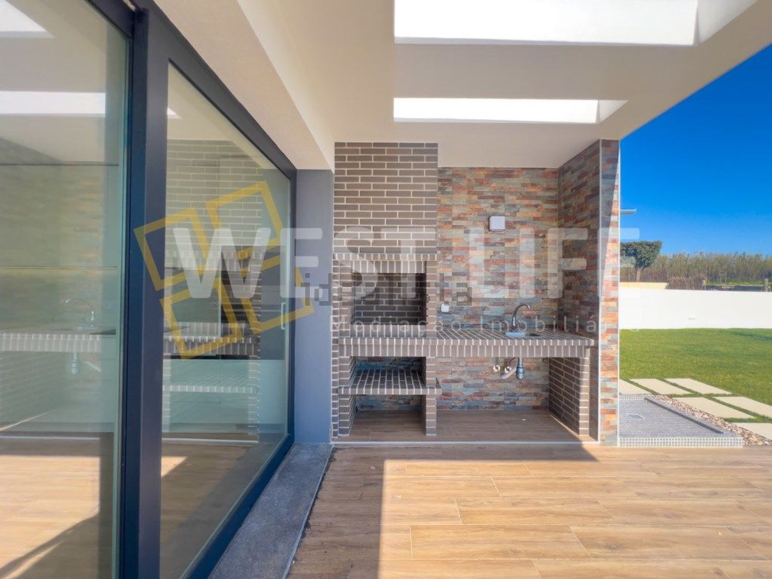 小楼房或独栋别墅出售在São Pedro da Cadeira - 阳台