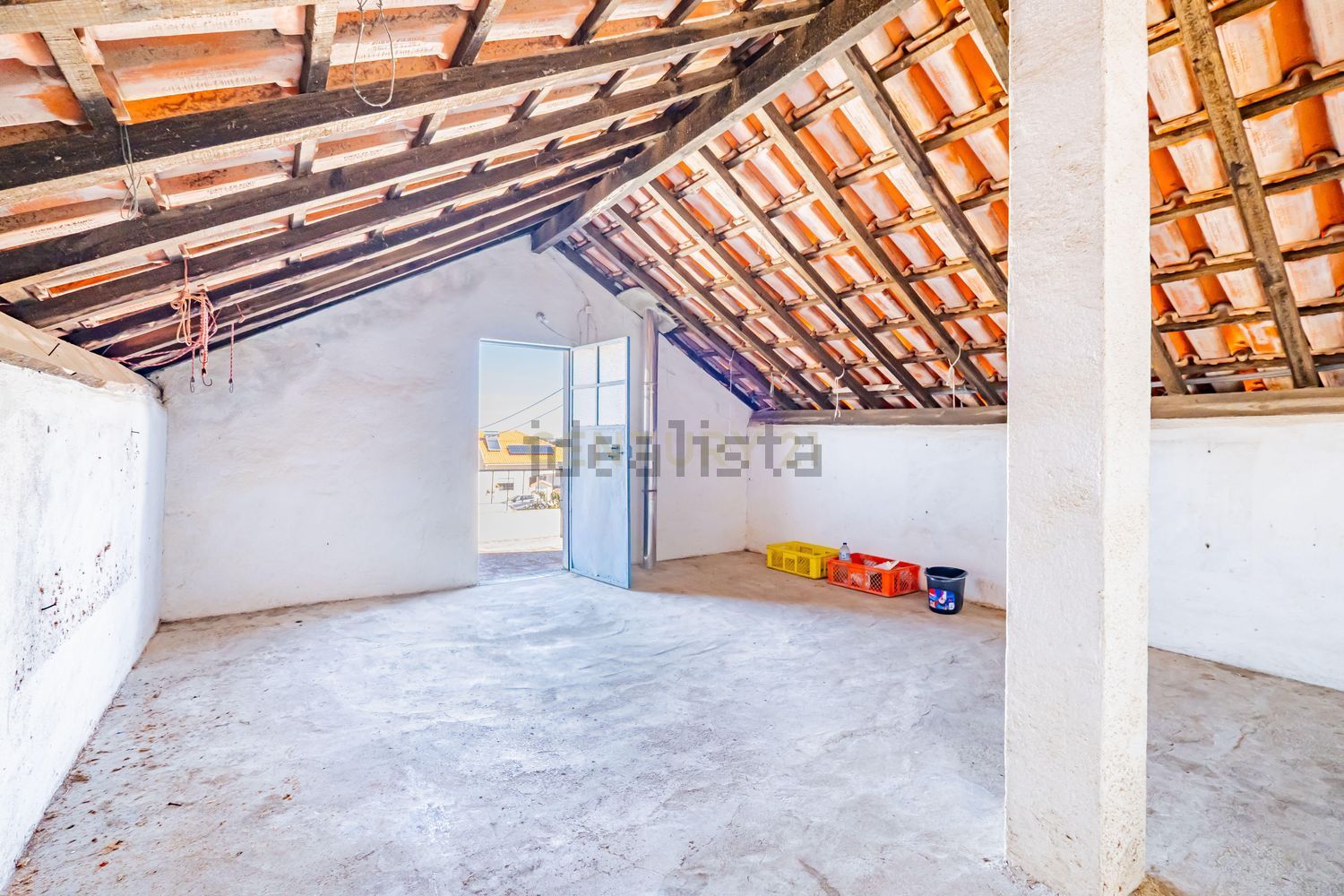 小楼房或独栋别墅出售在Rua General Humberto Delgado, 6 - 外立面