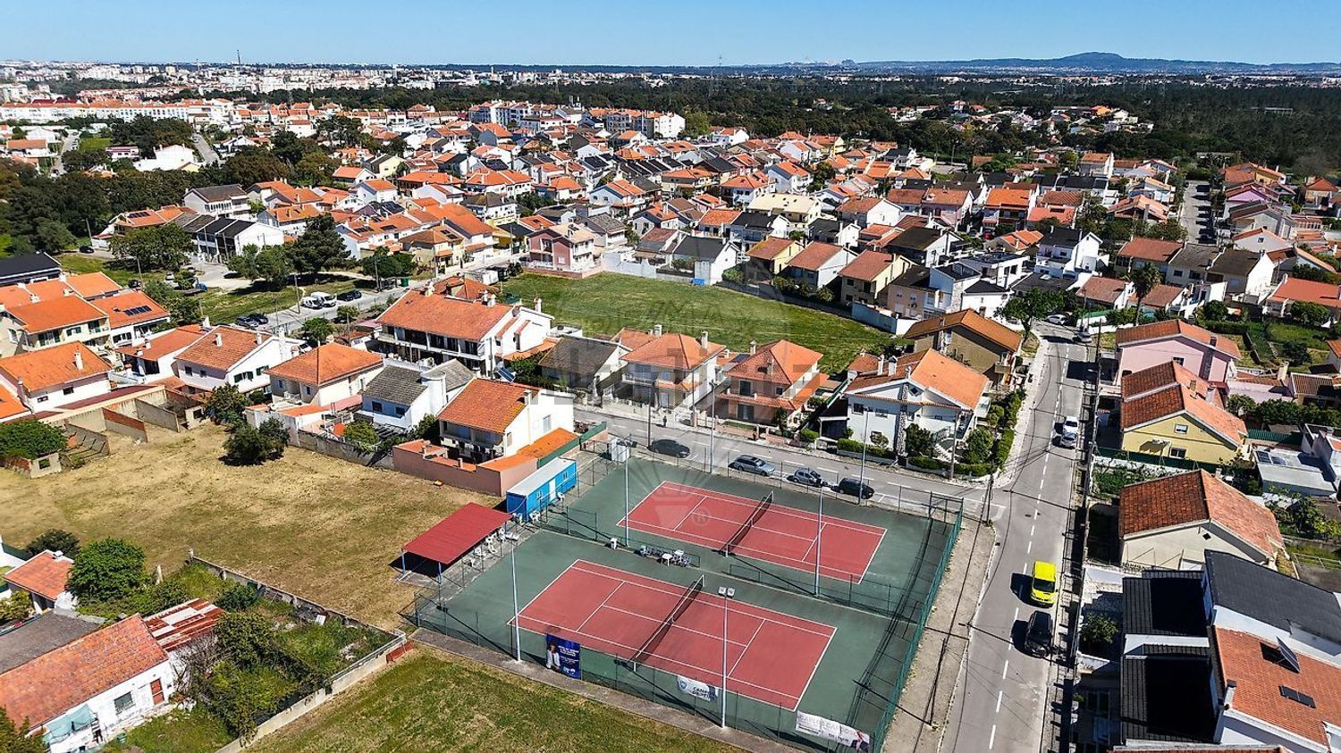 小楼房或独栋别墅出售在Rua António Sérgio - 游泳池