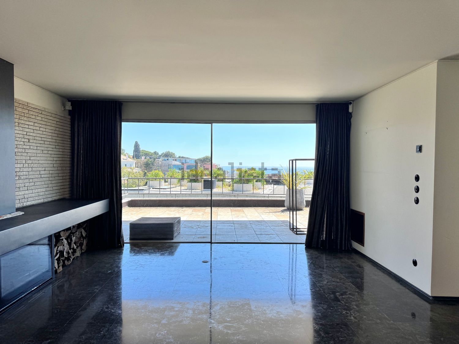 小楼房或独栋别墅出售在Avenida Marechal Carmona, 631 - 照片