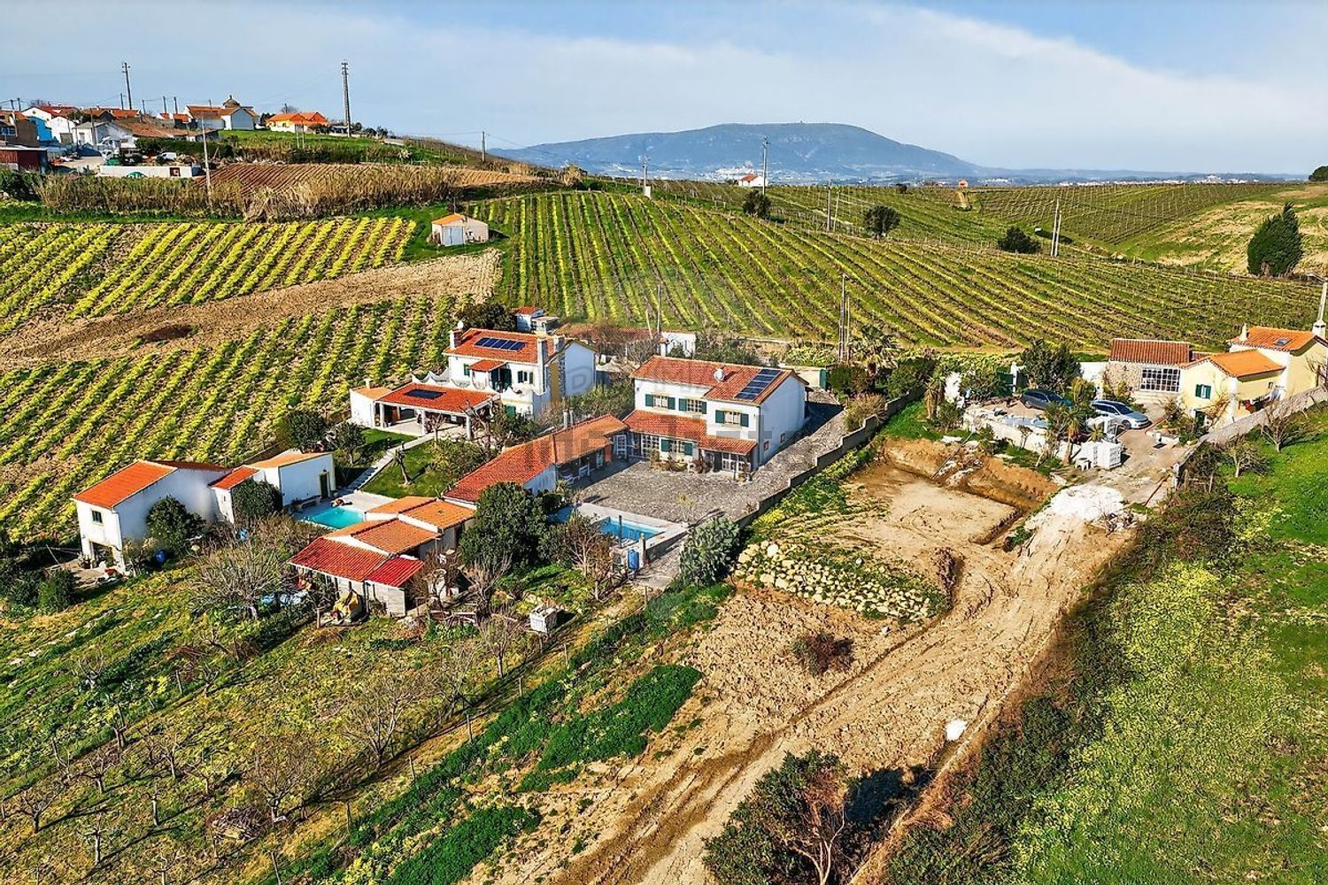 小楼房或独栋别墅出售在Rua Estreita - 视线