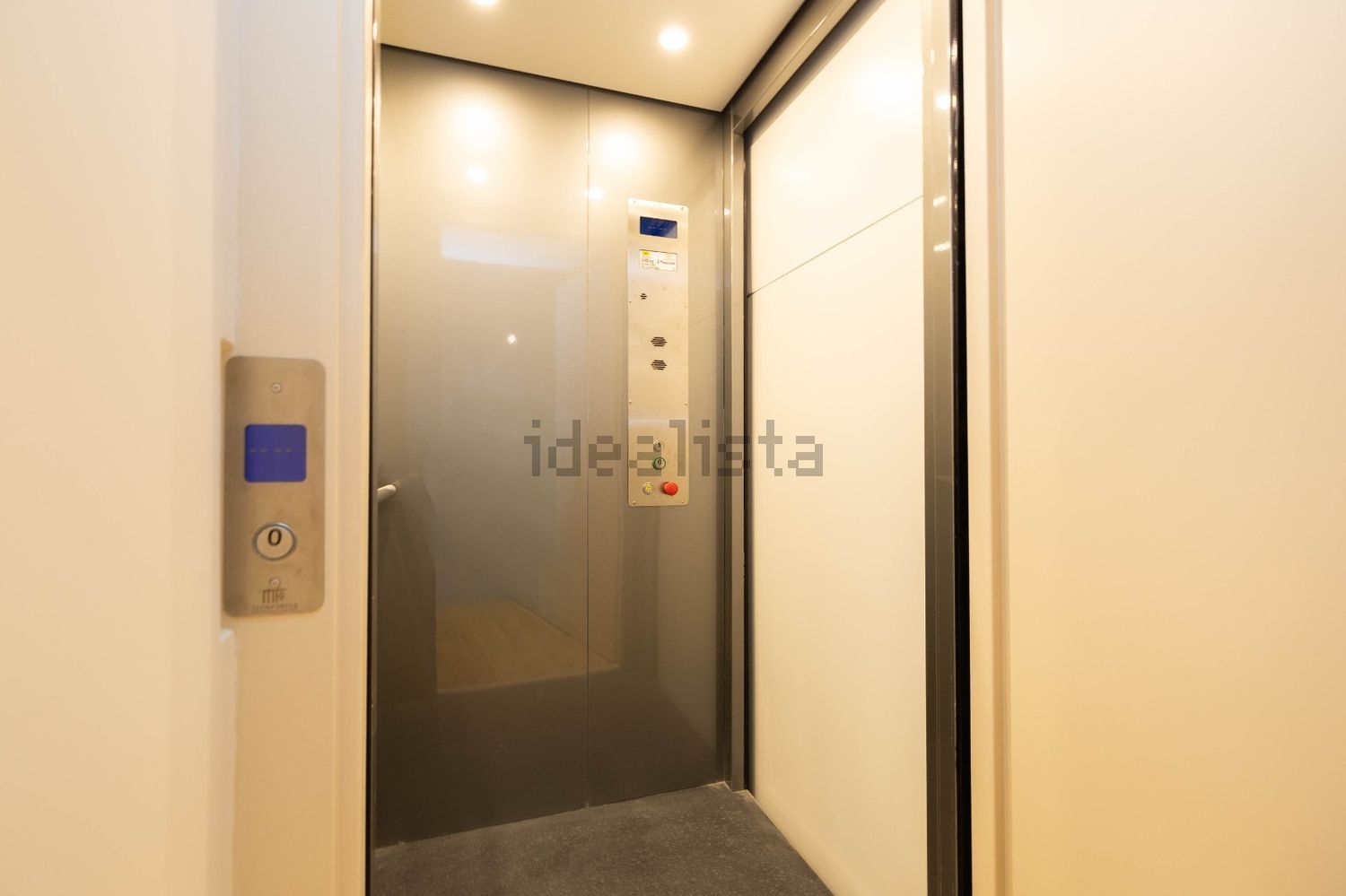 双拼别墅出售在Avenida Doutor Leão de Oliveira - 过道