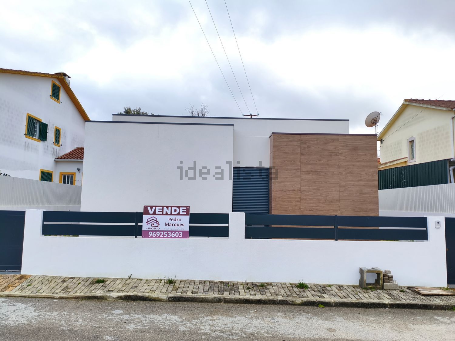 小楼房或独栋别墅出售在Rua José Malhoa, 17 - 外立面