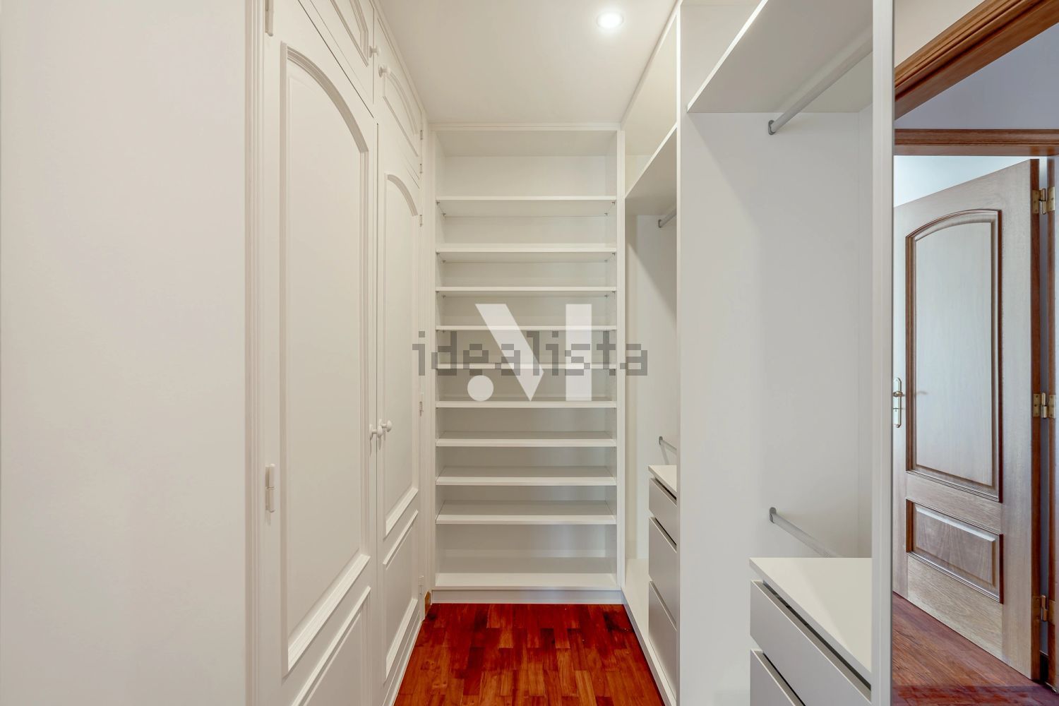 出租公寓 t4在Rua da Penha de França s/n - 试衣间