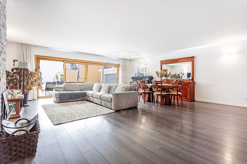 小楼房或独栋别墅出售在Largo do Juncalinho