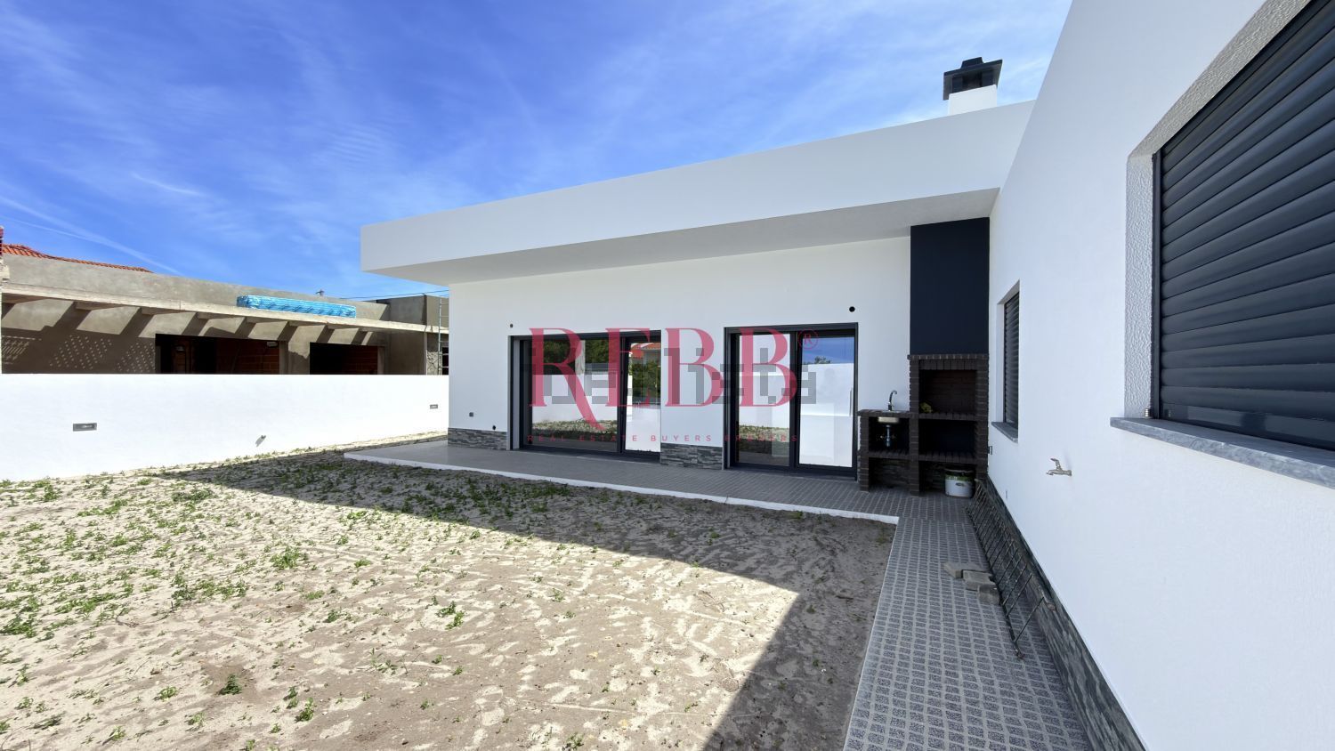 小楼房或独栋别墅出售在Rua Almada Negreiros - 外立面