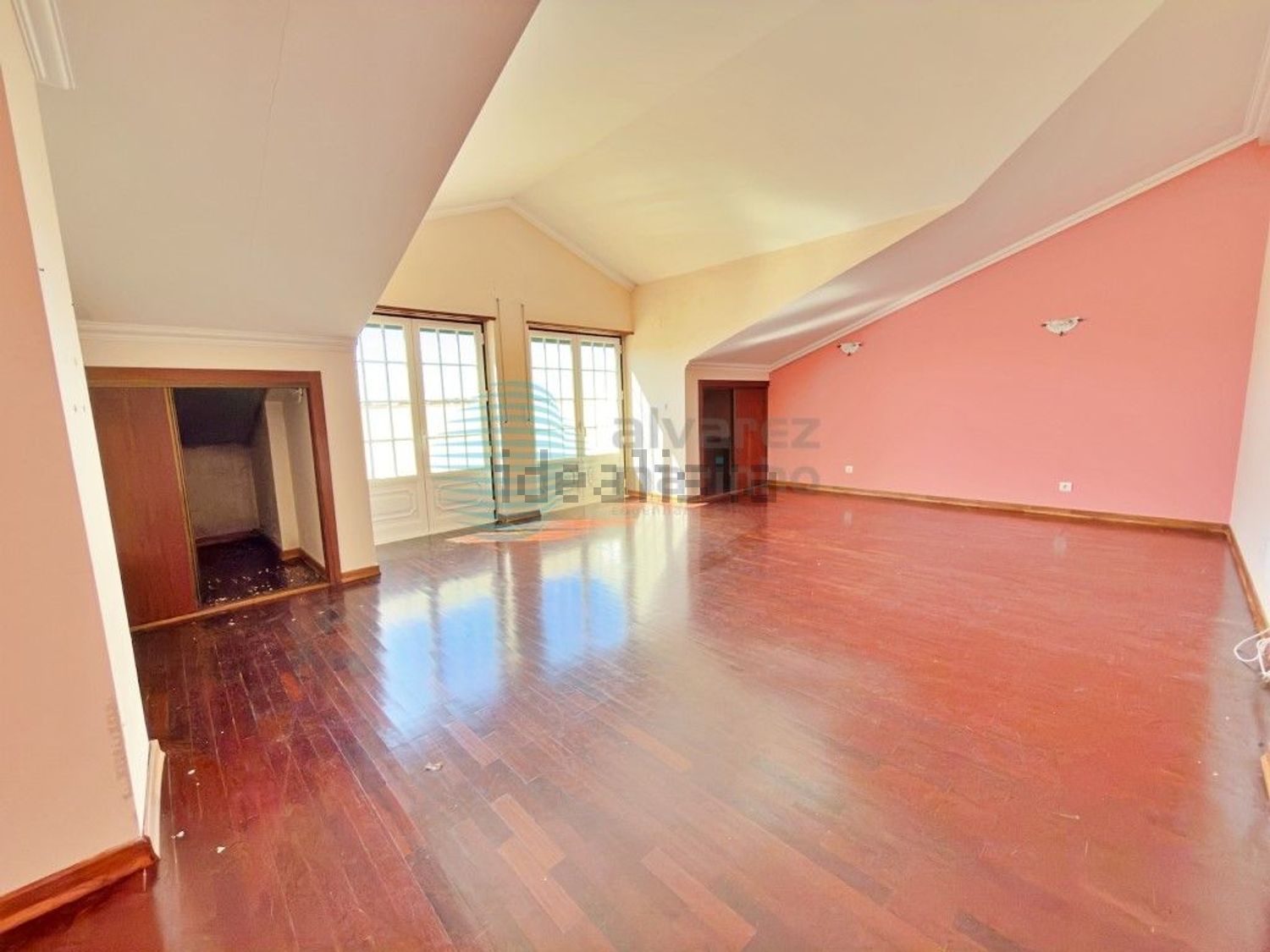 小楼房或独栋别墅出售在Rua 1° de Maio, 3 - 居住