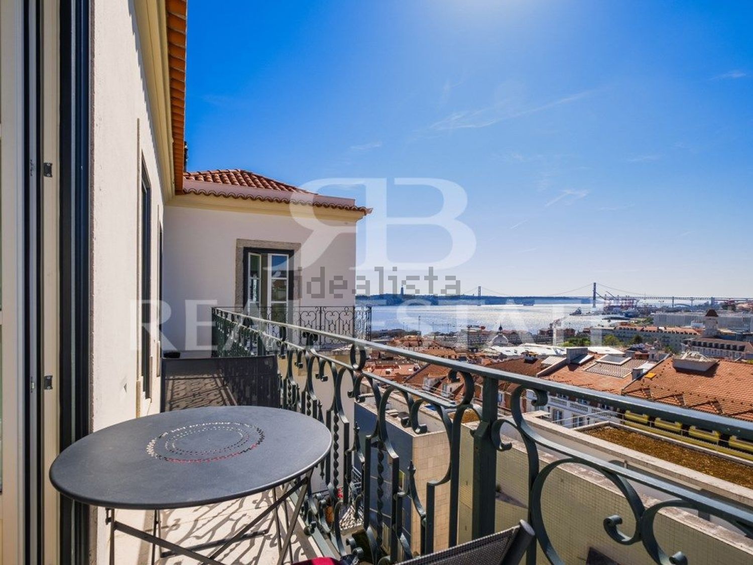 公寓 t3出售在Rua António Maria Cardoso, 11 - 阳台