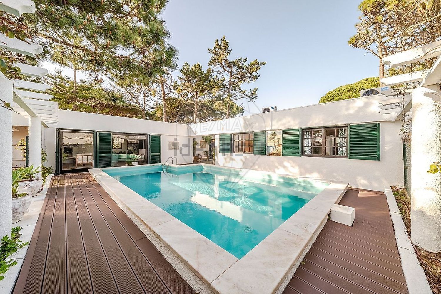 小楼房或独栋别墅出售在Rua das Corredouras - 游泳池