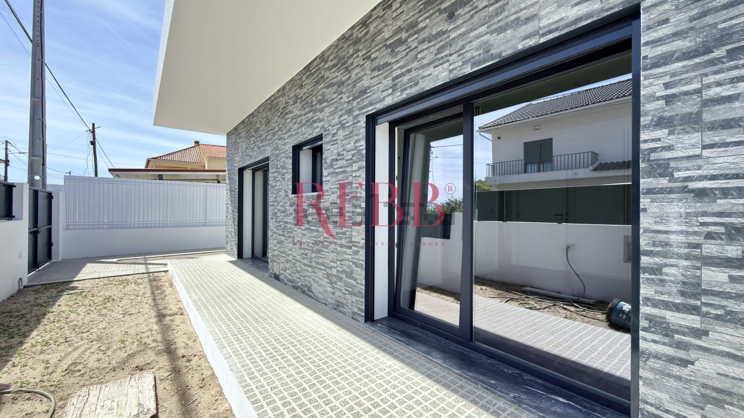 小楼房或独栋别墅出售在Rua Almada Negreiros - 照片