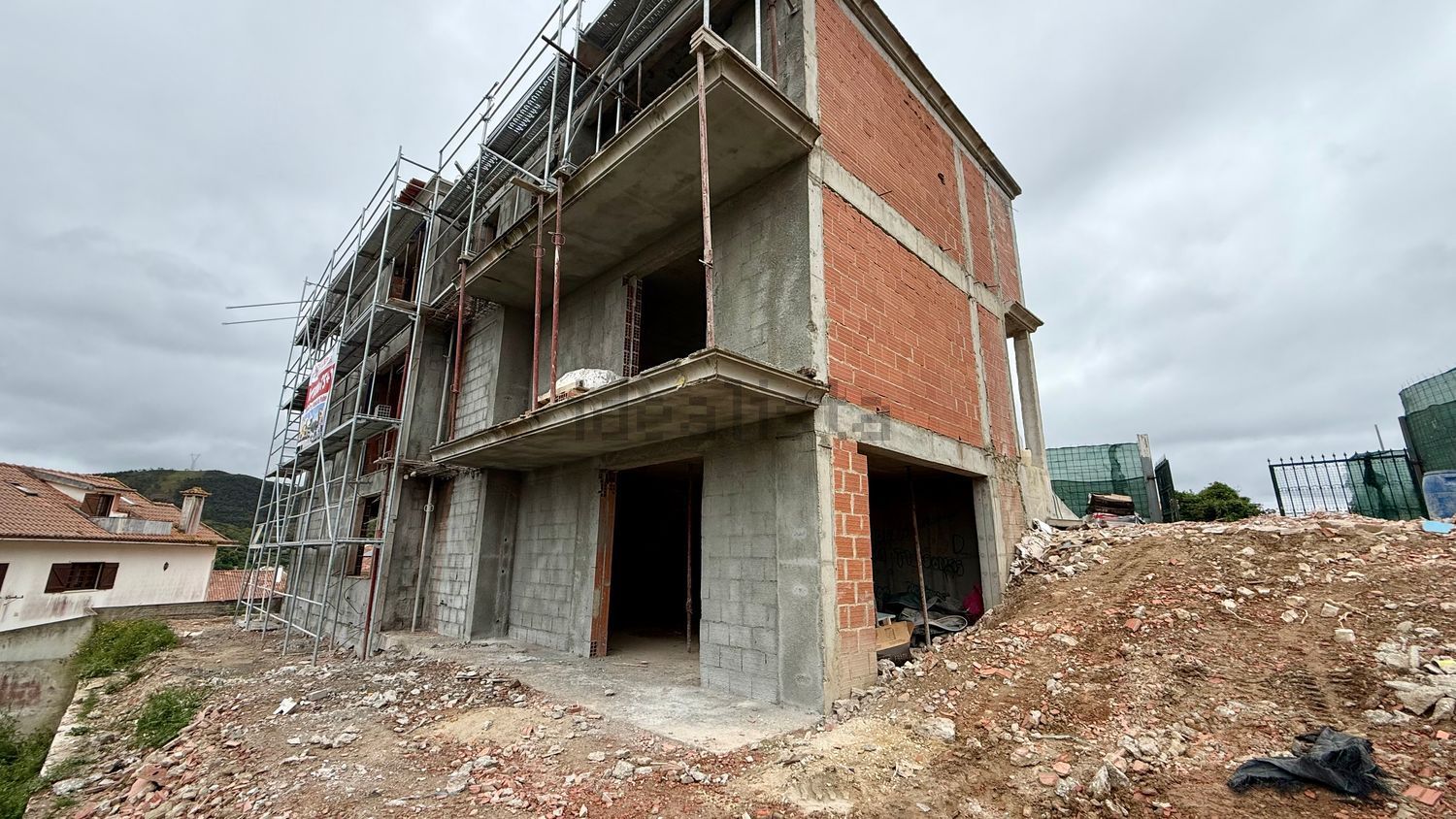 小楼房或独栋别墅出售在Rua a - 外立面