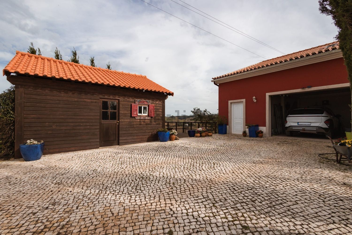 小楼房或独栋别墅出售在Peral - 外立面