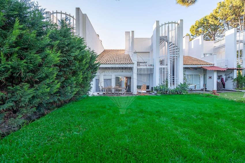 小楼房或独栋别墅出售在Rua de Alcoutim, 285