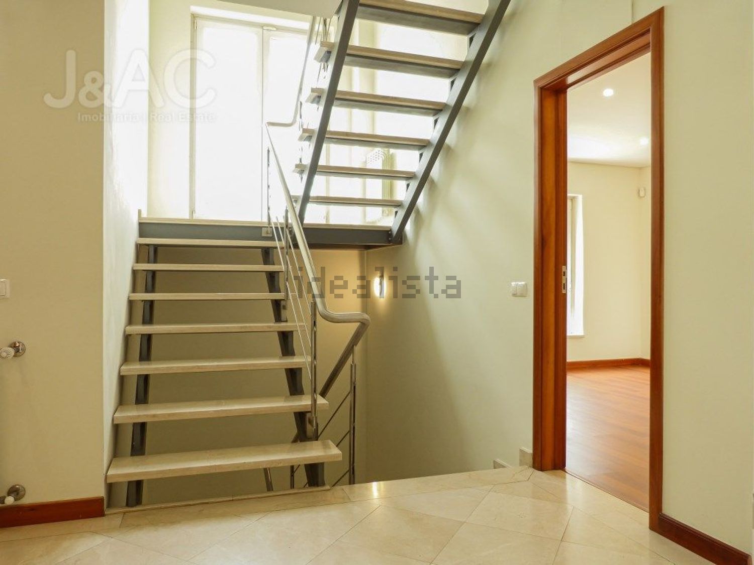 出租双拼别墅在Rua Cedros, 37 - 楼梯