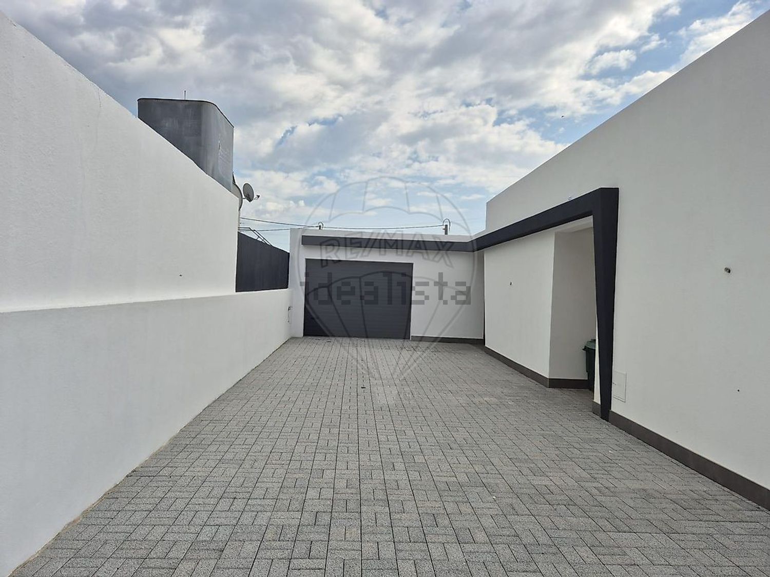 小楼房或独栋别墅出售在Rua 27 - 外立面