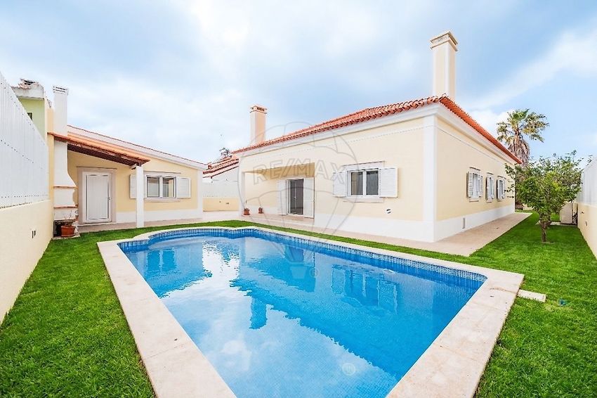 小楼房或独栋别墅出售在Rua Jorge Peixinho