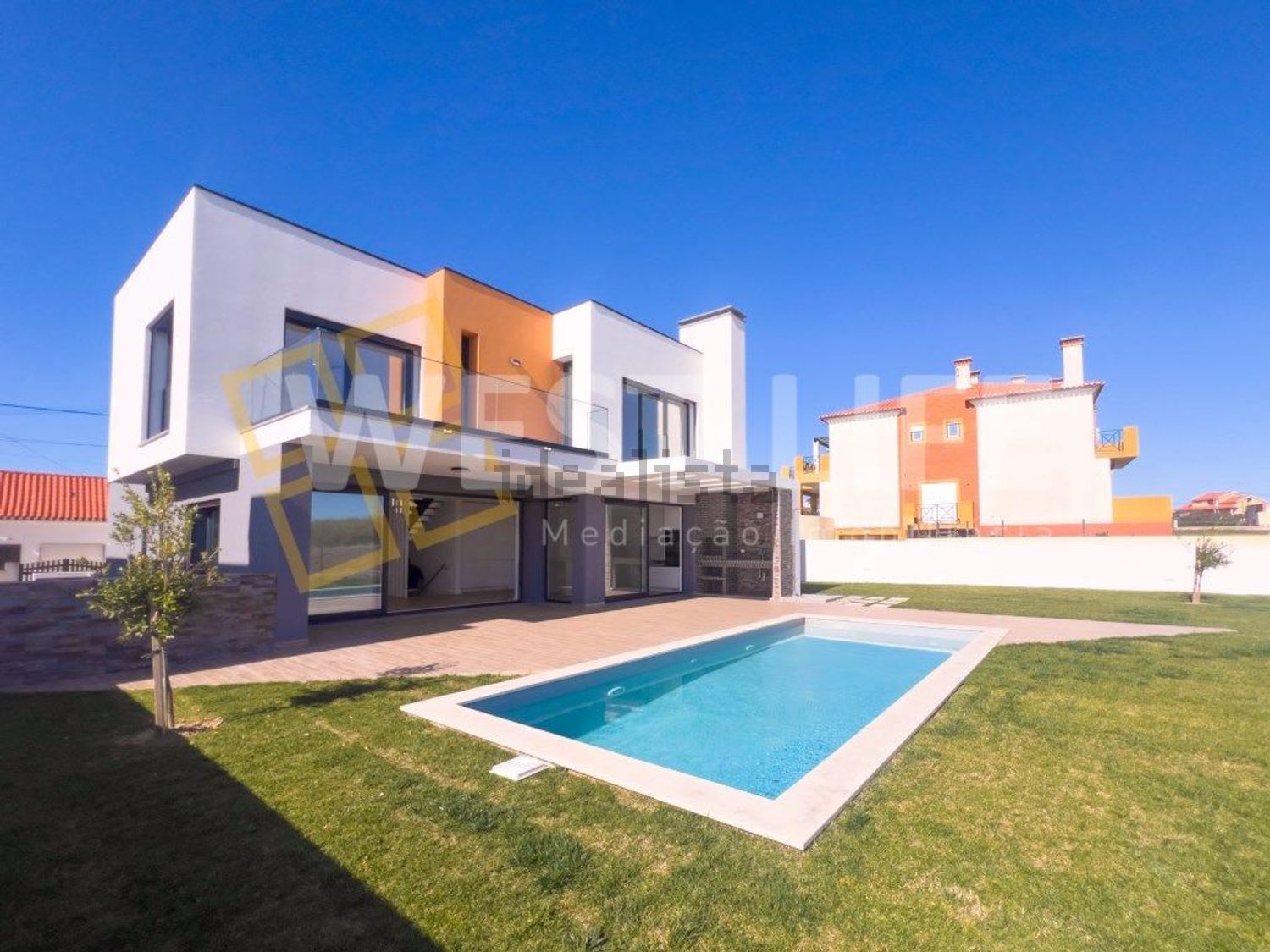 小楼房或独栋别墅出售在São Pedro da Cadeira - 游泳池