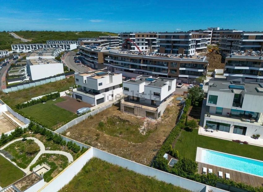 小楼房或独栋别墅出售在Avenida dos Freixos, 28