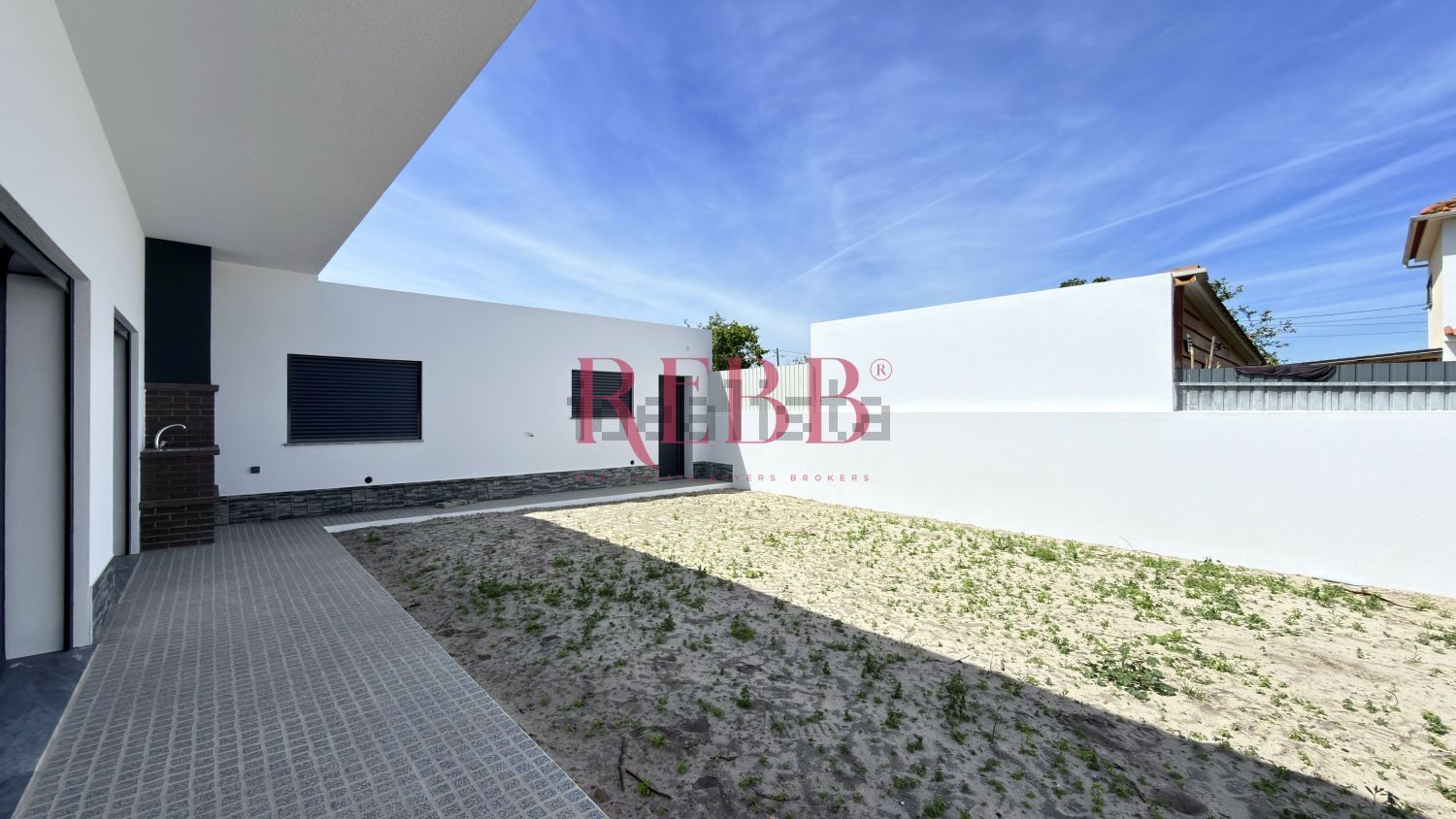 小楼房或独栋别墅出售在Rua Almada Negreiros - 外立面