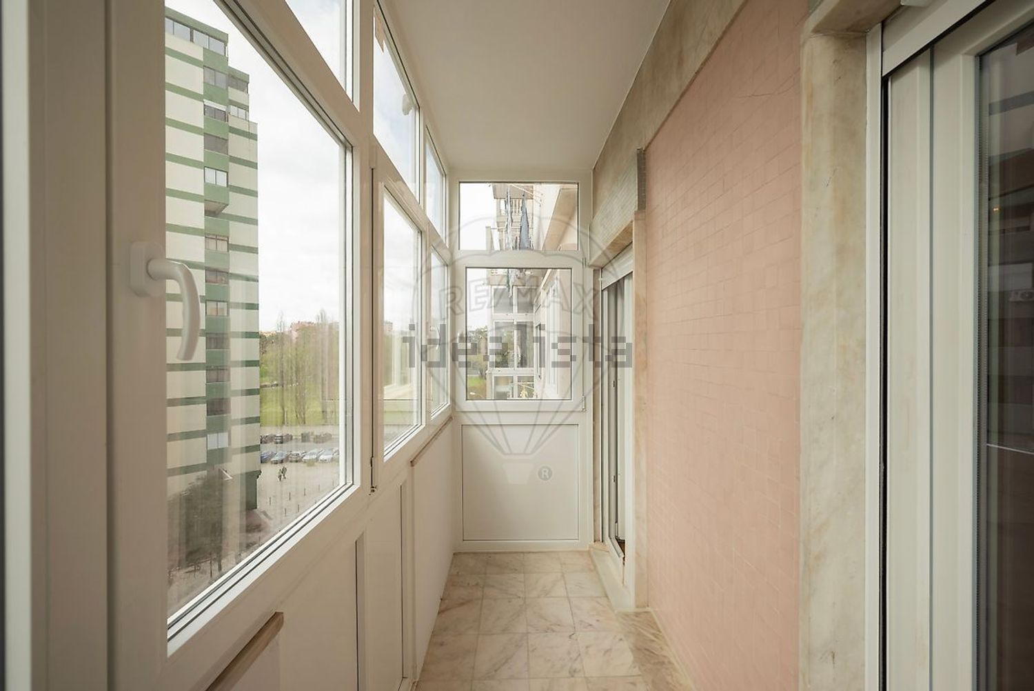 出租公寓 t2在Rua Luís Pastor de Macedo - 过道