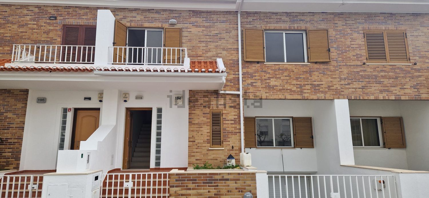 出租双拼别墅在Rua da Adega Cooperativa de Montijo, 194 - 外立面