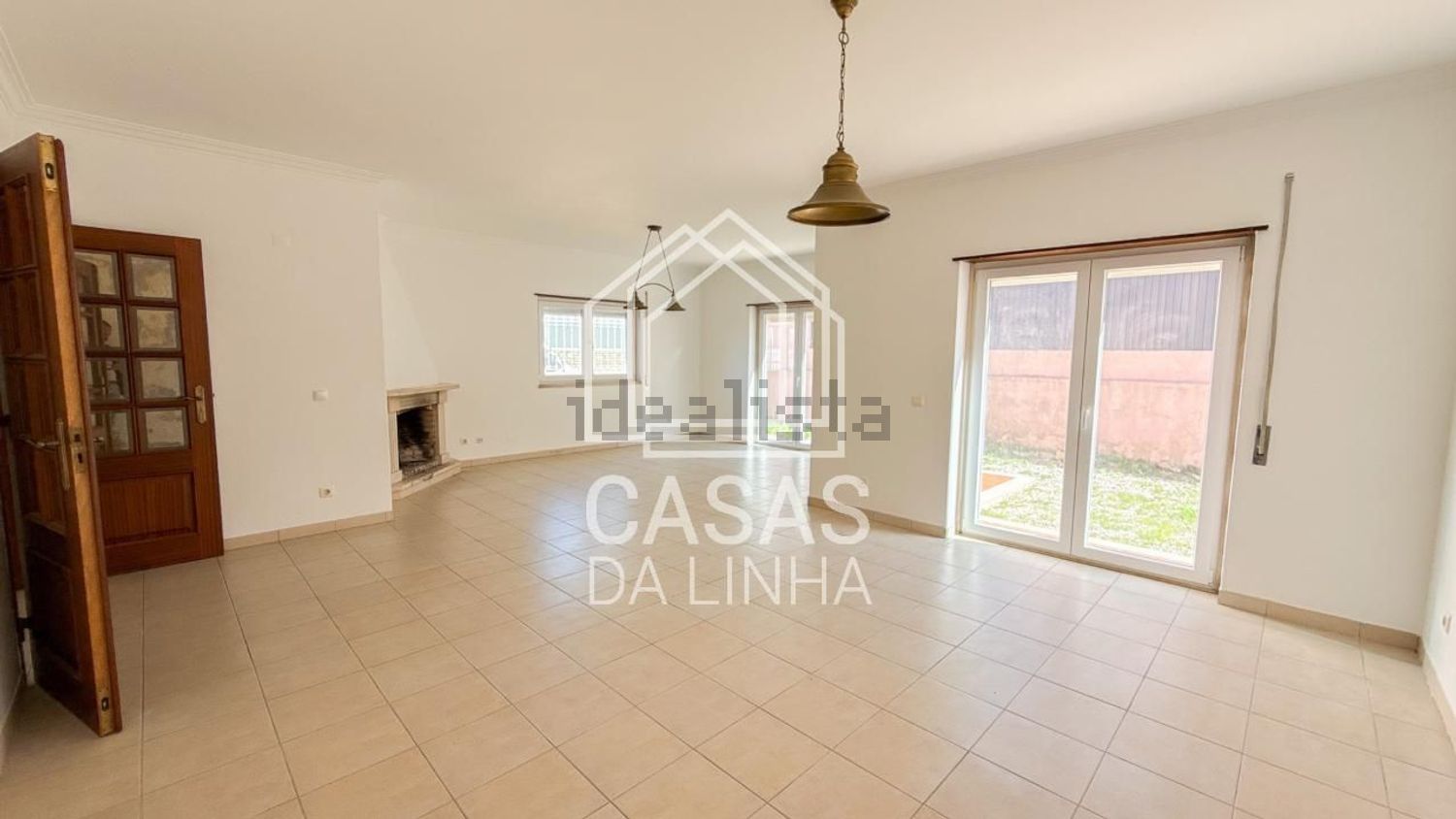 出租小楼房或独栋别墅在Tires - 客厅