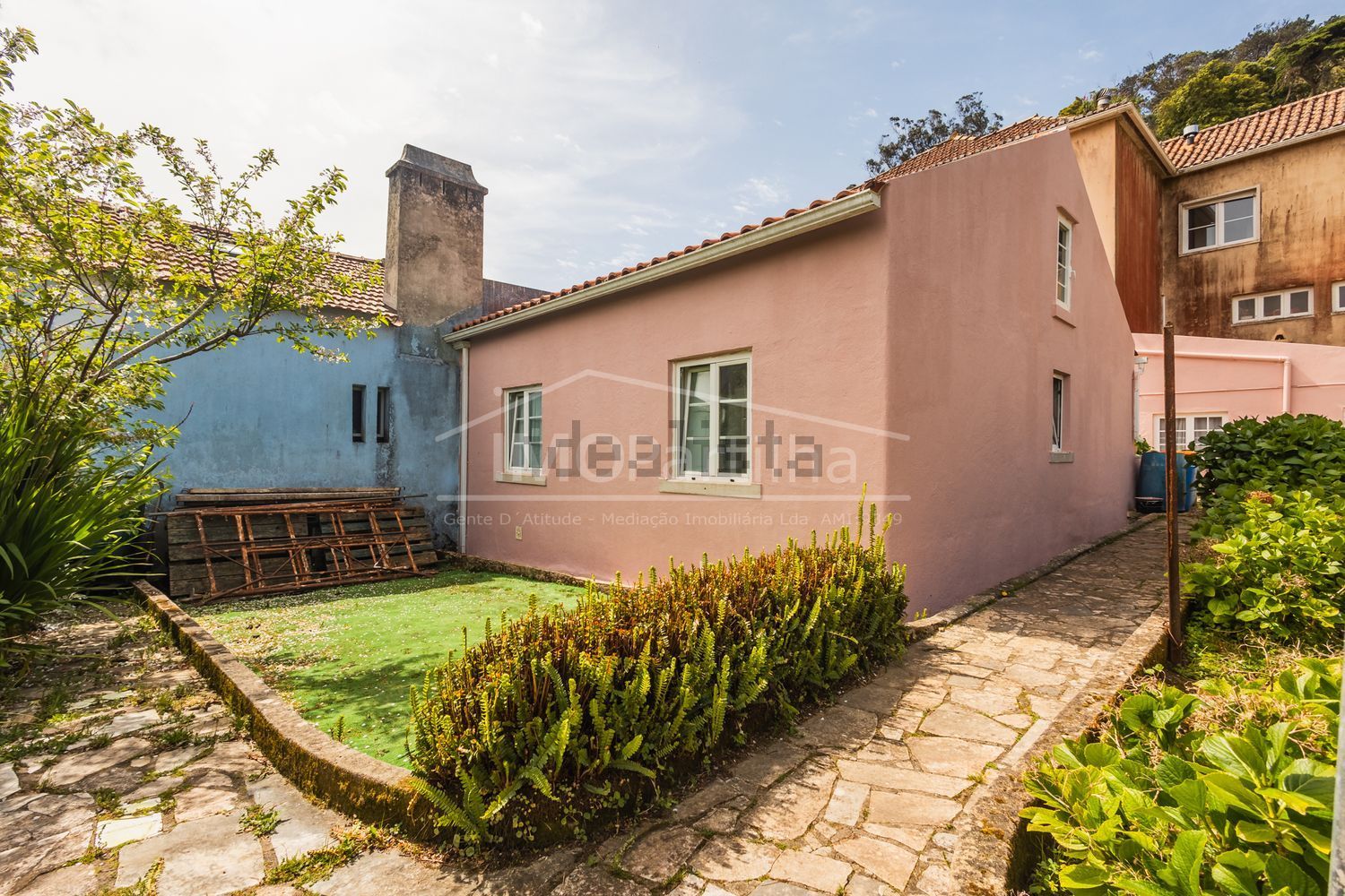 小楼房或独栋别墅出售在Rua Serpa Pinto - 外立面