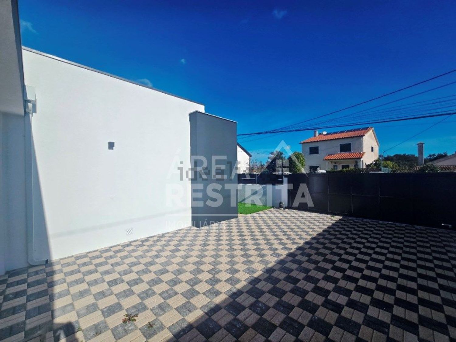 小楼房或独栋别墅出售在Rua dos Vitoriosos - 停车位