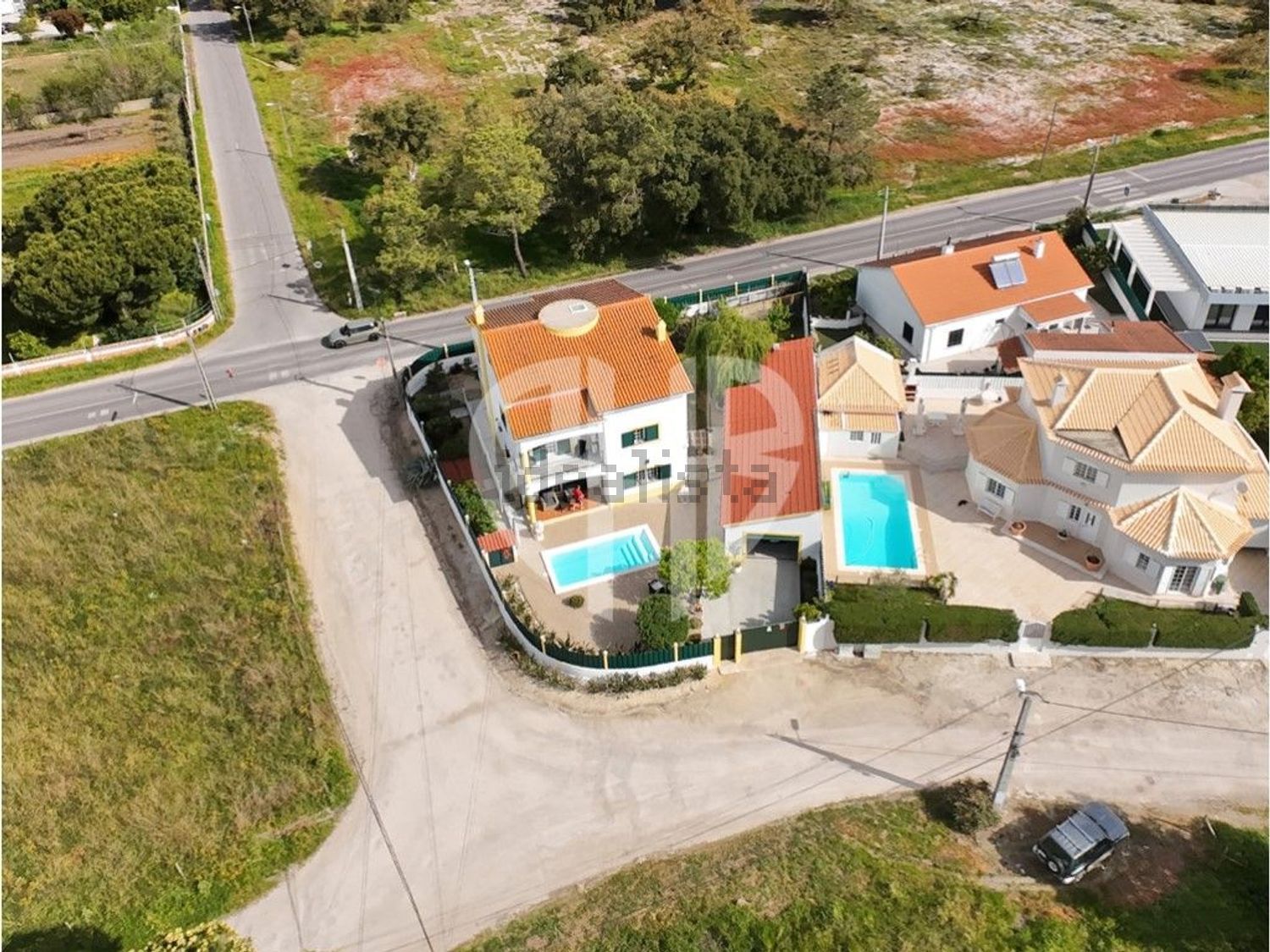 小楼房或独栋别墅出售Cm1029 - 游泳池