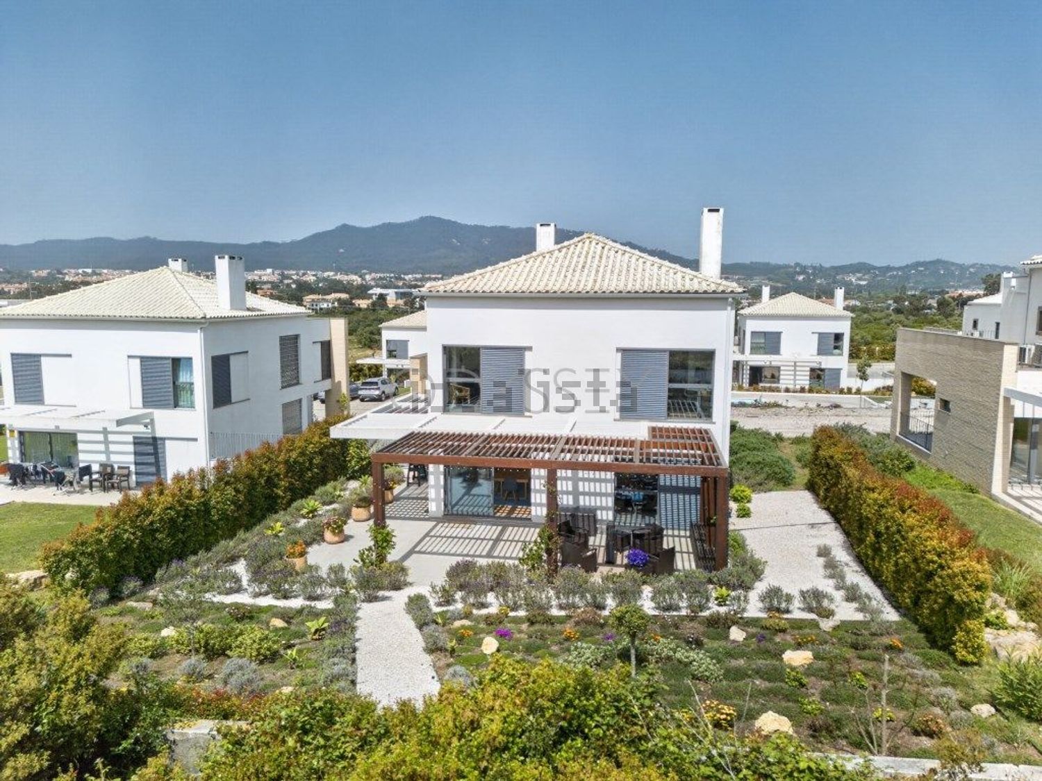 小楼房或独栋别墅出售在Rua da Colina - 花园