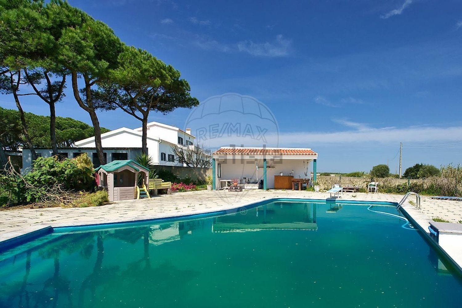 小楼房或独栋别墅出售在Rua da Horta - 游泳池