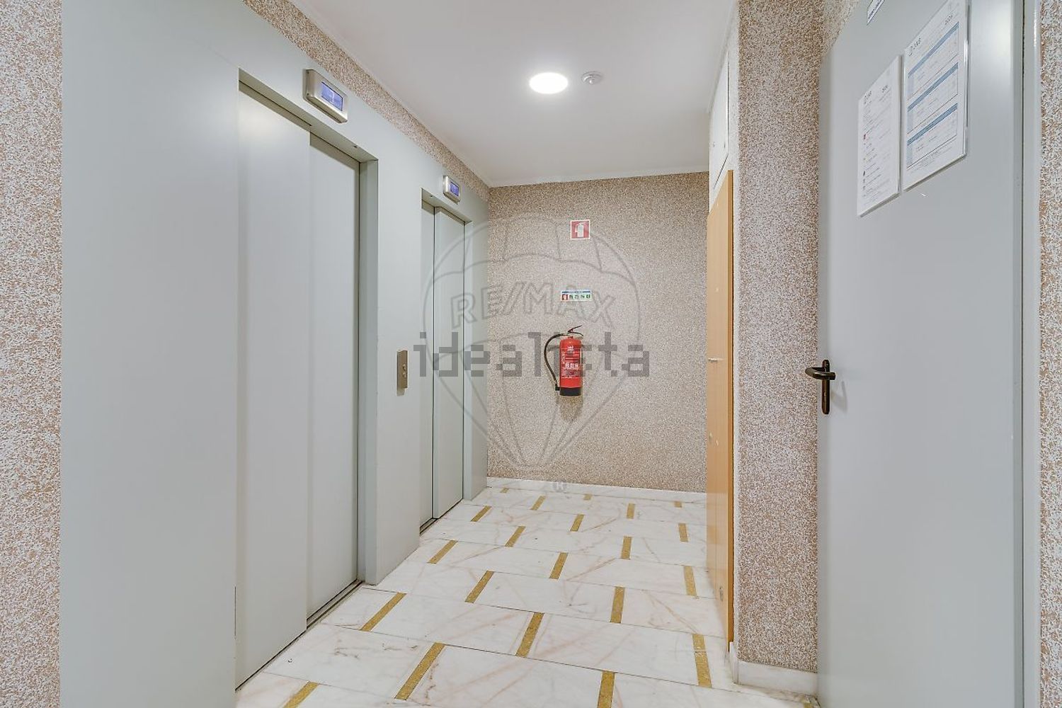 公寓 t2出售在Rua e C8 - 过道