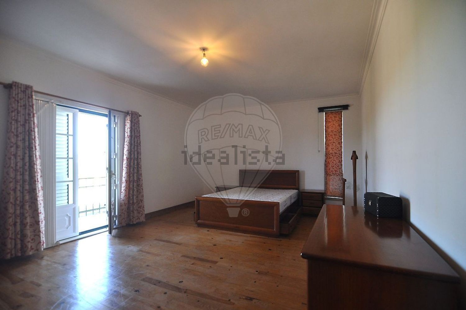 小楼房或独栋别墅出售在São Quintino - 卧室