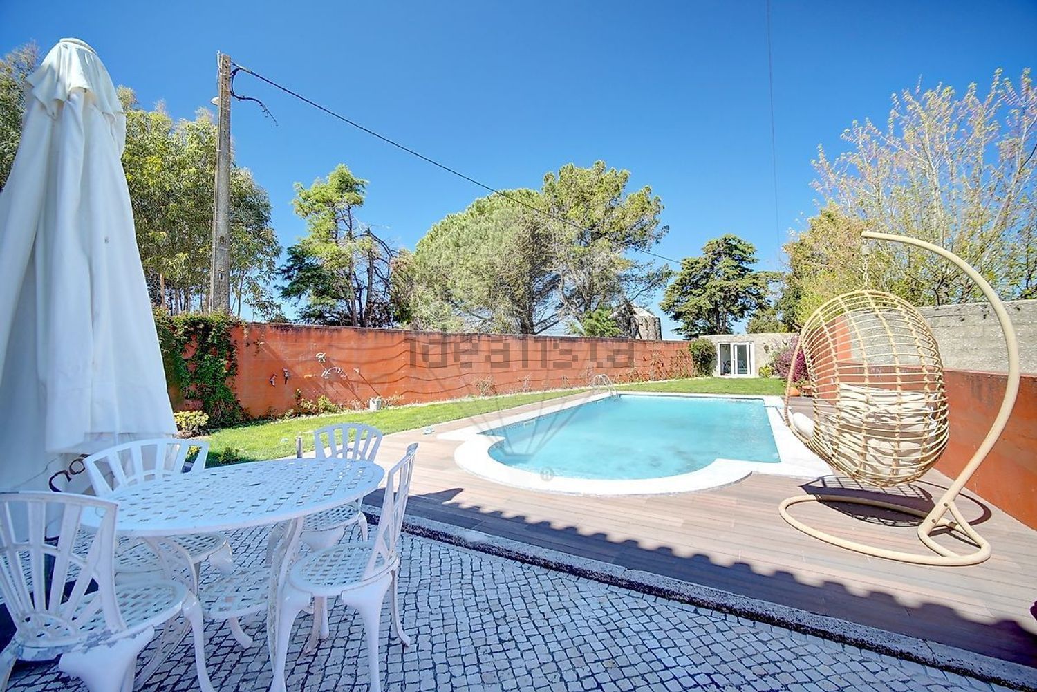 小楼房或独栋别墅出售在São Quintino - 游泳池