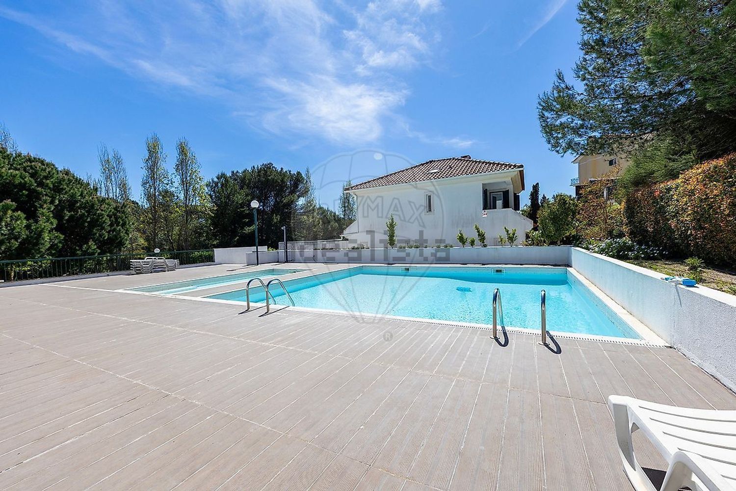 小楼房或独栋别墅出售在Rua dos Girassóis - 游泳池