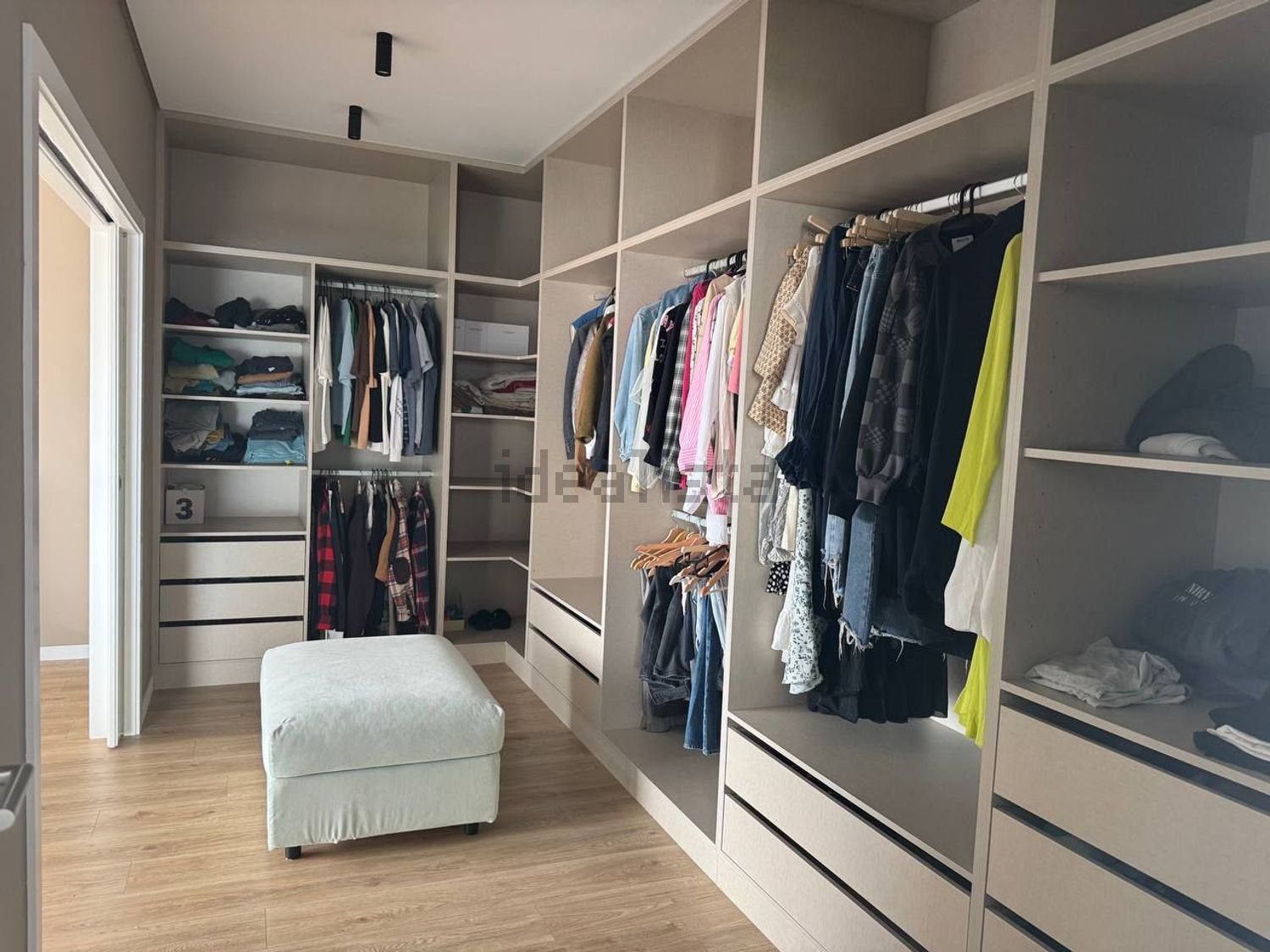 小楼房或独栋别墅出售在Avenida Movimento das Forças Armadas, 8 - 试衣间