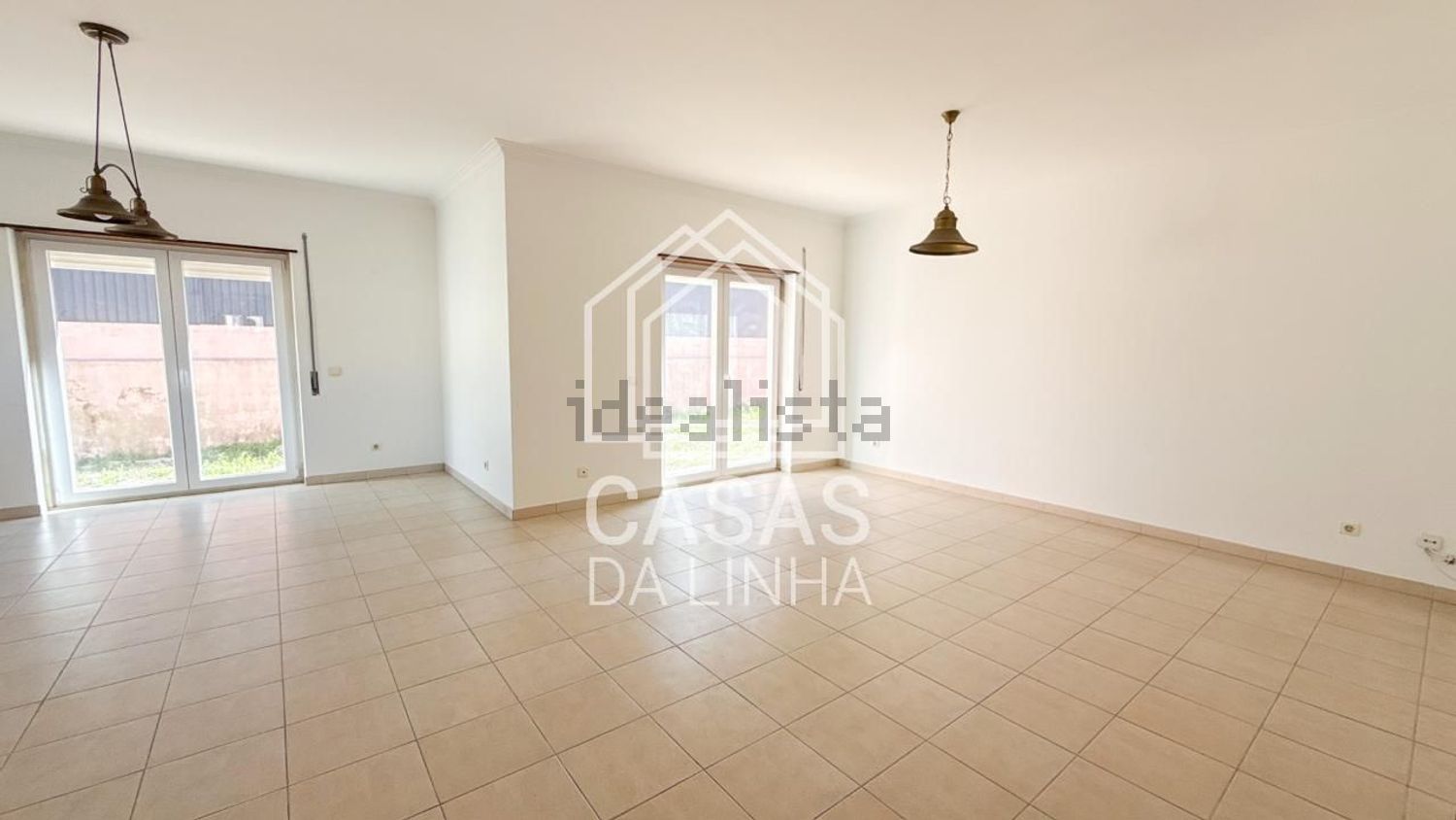 出租小楼房或独栋别墅在Tires - 客厅