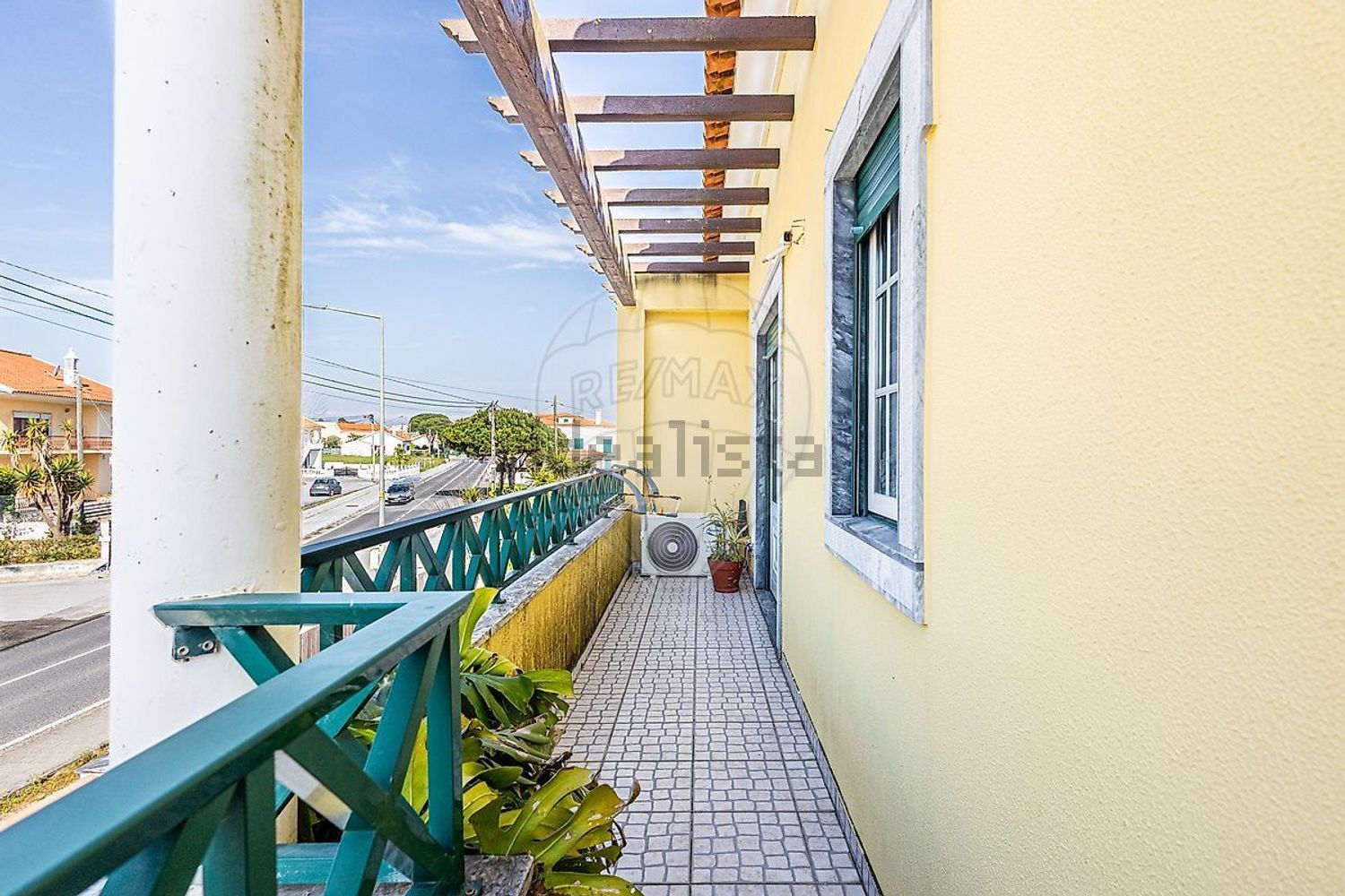 小楼房或独栋别墅出售在Rua das Flores - 阳台