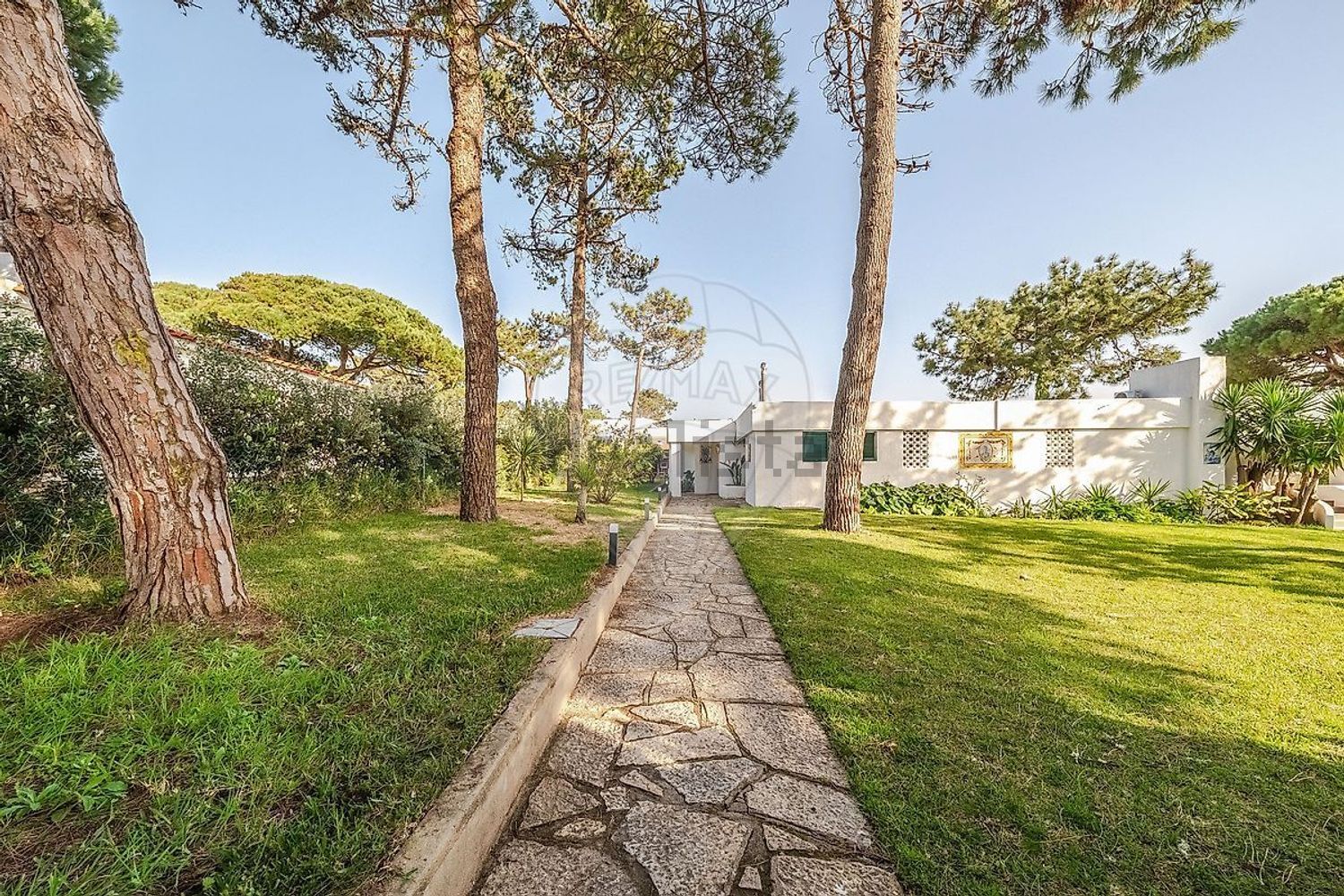 小楼房或独栋别墅出售在Rua das Corredouras - 花园