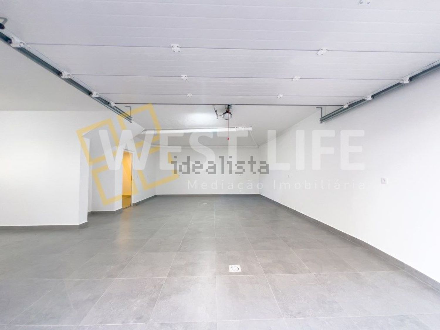 小楼房或独栋别墅出售在São Pedro da Cadeira - 停车位