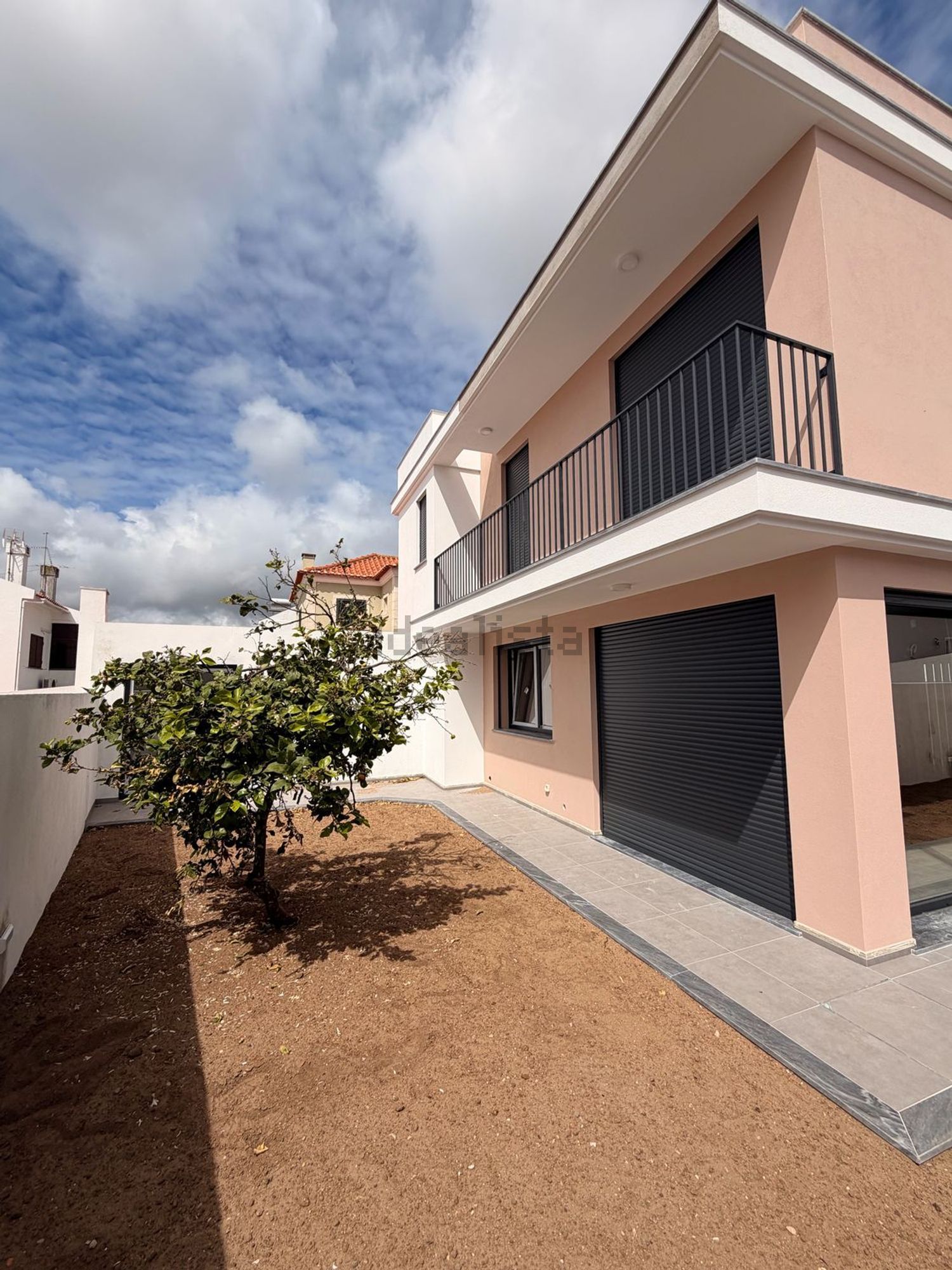 小楼房或独栋别墅出售在Rua Carlos Paião, 11 - 花园